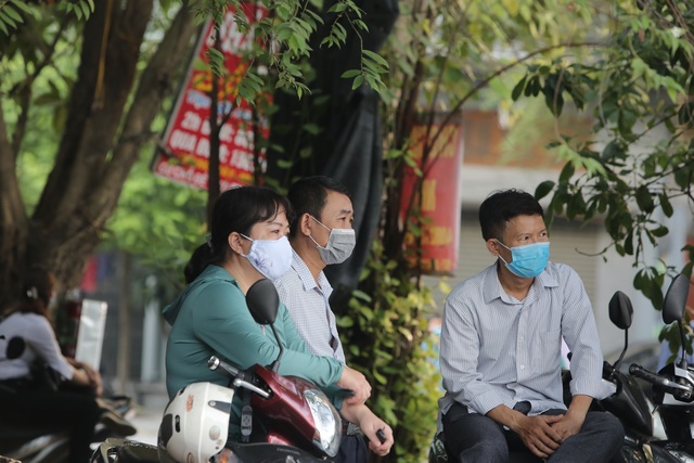 Hà Nội: Phụ huynh đeo khẩu trang ngóng chờ con làm bài thi Ngữ văn - 4 Hà Nội: Phụ huynh đeo khẩu trang ngóng chờ con làm bài thi Ngữ văn - 4