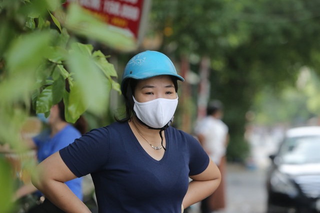 Hà Nội: Phụ huynh đeo khẩu trang ngóng chờ con làm bài thi Ngữ văn - 8 Hà Nội: Phụ huynh đeo khẩu trang ngóng chờ con làm bài thi Ngữ văn - 8