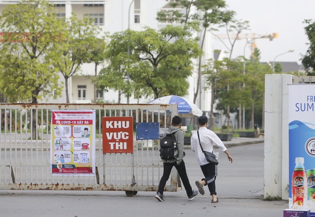 Hà Nội: Phụ huynh đeo khẩu trang ngóng chờ con làm bài thi Ngữ văn - 3 Hà Nội: Phụ huynh đeo khẩu trang ngóng chờ con làm bài thi Ngữ văn - 3
