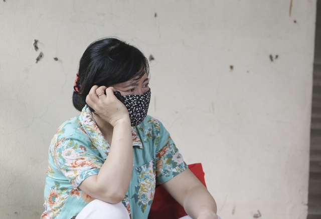 Hà Nội: Phụ huynh đeo khẩu trang ngóng chờ con làm bài thi Ngữ văn - 7 Hà Nội: Phụ huynh đeo khẩu trang ngóng chờ con làm bài thi Ngữ văn - 7