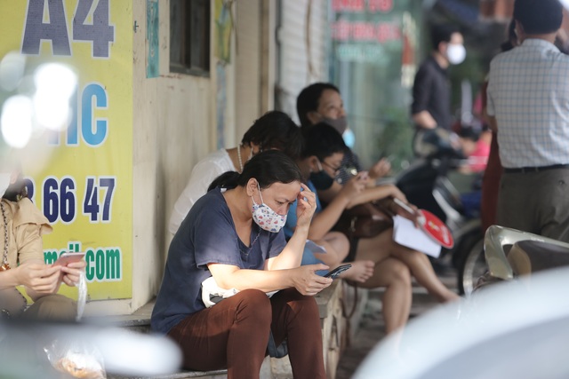 Hà Nội: Phụ huynh đeo khẩu trang ngóng chờ con làm bài thi Ngữ văn - 10 Hà Nội: Phụ huynh đeo khẩu trang ngóng chờ con làm bài thi Ngữ văn - 10
