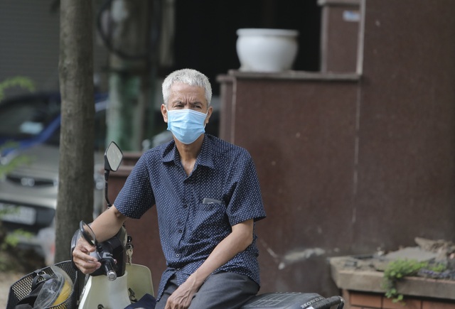 Hà Nội: Phụ huynh đeo khẩu trang ngóng chờ con làm bài thi Ngữ văn - 11 Hà Nội: Phụ huynh đeo khẩu trang ngóng chờ con làm bài thi Ngữ văn - 11