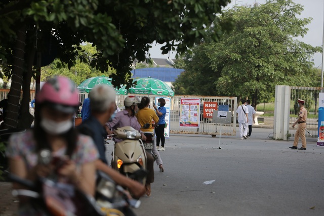 Hà Nội: Phụ huynh đeo khẩu trang ngóng chờ con làm bài thi Ngữ văn - 13 Hà Nội: Phụ huynh đeo khẩu trang ngóng chờ con làm bài thi Ngữ văn - 13