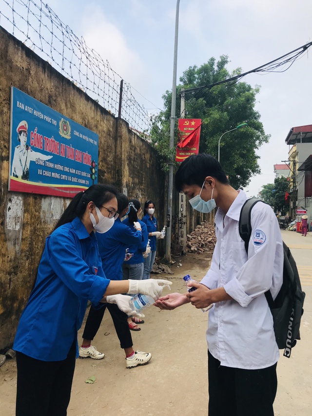 Tình nguyện viên Thủ đô hăng hái tiếp sức mùa thi năm 2020 - 4 Tình nguyện viên Thủ đô hăng hái tiếp sức mùa thi năm 2020 - 4