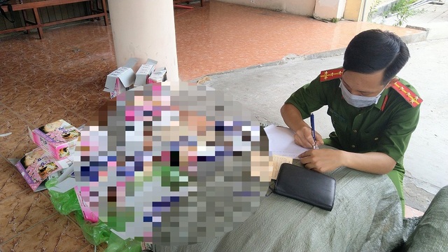 Bắt xe khách tuyến dài nhưng chở hàng hóa nghi nhập lậu - 1 Bắt xe khách tuyến dài nhưng chở hàng hóa nghi nhập lậu - 1