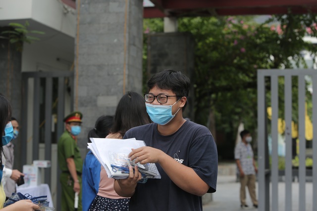 Chùm ảnh: Thí sinh tươi như hoa vì đề Toán vừa sức, tự tin 7 điểm trở lên - 7 Chùm ảnh: Thí sinh tươi như hoa vì đề Toán vừa sức, tự tin 7 điểm trở lên - 7