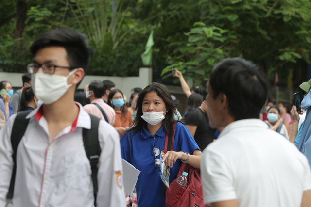 Chùm ảnh: Thí sinh tươi như hoa vì đề Toán vừa sức, tự tin 7 điểm trở lên - 4 Chùm ảnh: Thí sinh tươi như hoa vì đề Toán vừa sức, tự tin 7 điểm trở lên - 4