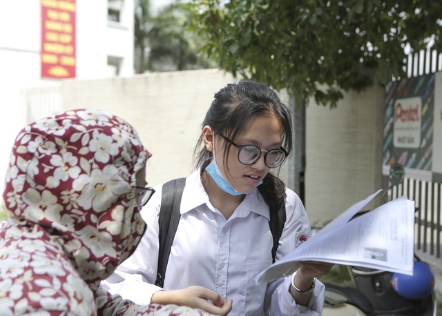 Muôn vẻ cảm xúc thí sinh sau buổi thi đầu tiên tốt nghiệp THPT - 10 Muôn vẻ cảm xúc thí sinh sau buổi thi đầu tiên tốt nghiệp THPT - 10