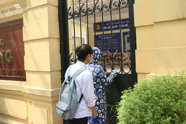 Trước giờ thi Toán, thí sinh hốt hoảng vì quên đồ - 11 Trước giờ thi Toán, thí sinh hốt hoảng vì quên đồ - 11