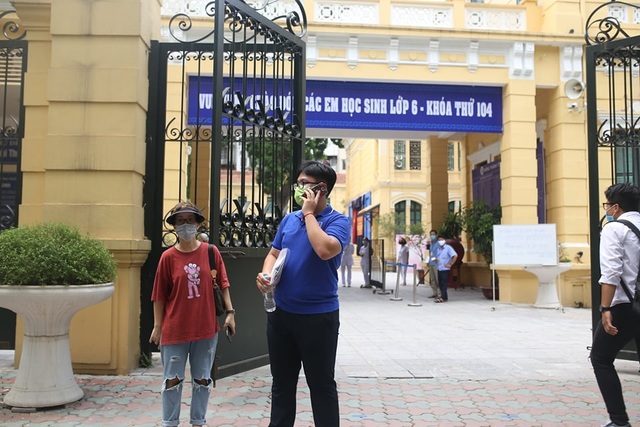 Trước giờ thi Toán, thí sinh hốt hoảng vì quên đồ - 8 Trước giờ thi Toán, thí sinh hốt hoảng vì quên đồ - 8