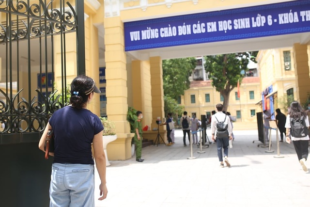 Trước giờ thi Toán, thí sinh hốt hoảng vì quên đồ - 6 Trước giờ thi Toán, thí sinh hốt hoảng vì quên đồ - 6