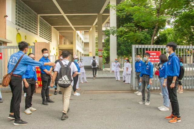 Dù gia đình lo vì dịch Covid-19, nữ sinh quyết tham gia tiếp sức mùa thi - 1 Dù gia đình lo vì dịch Covid-19, nữ sinh quyết tham gia tiếp sức mùa thi - 1