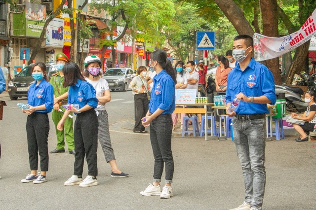 Dù gia đình lo vì dịch Covid-19, nữ sinh quyết tham gia tiếp sức mùa thi - 2 Dù gia đình lo vì dịch Covid-19, nữ sinh quyết tham gia tiếp sức mùa thi - 2