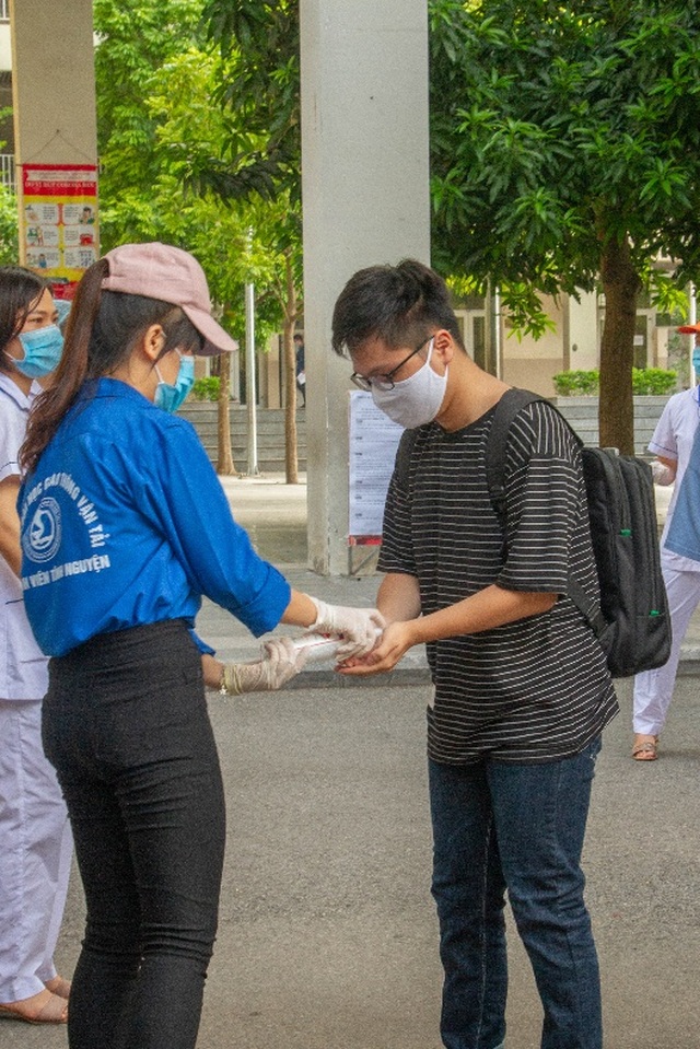 Dù gia đình lo vì dịch Covid-19, nữ sinh quyết tham gia tiếp sức mùa thi - 3 Dù gia đình lo vì dịch Covid-19, nữ sinh quyết tham gia tiếp sức mùa thi - 3