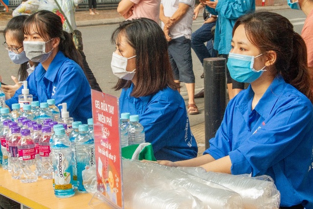 Dù gia đình lo vì dịch Covid-19, nữ sinh quyết tham gia tiếp sức mùa thi - 4 Dù gia đình lo vì dịch Covid-19, nữ sinh quyết tham gia tiếp sức mùa thi - 4