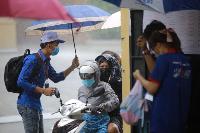 Thí sinh đi thi: Trời có mưa hay lỡ quên bút, đừng lo! - 8 Thí sinh đi thi: Trời có mưa hay lỡ quên bút, đừng lo! - 8