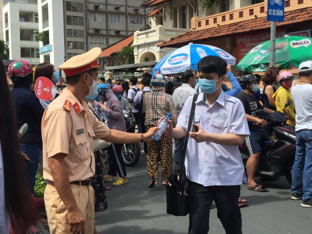 Thí sinh đi thi: Trời có mưa hay lỡ quên bút, đừng lo! - 11 Thí sinh đi thi: Trời có mưa hay lỡ quên bút, đừng lo! - 11