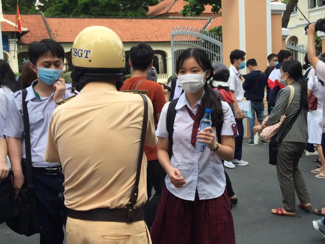 Thí sinh đi thi: Trời có mưa hay lỡ quên bút, đừng lo! - 12 Thí sinh đi thi: Trời có mưa hay lỡ quên bút, đừng lo! - 12