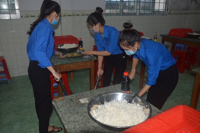 Nhiều thí sinh nén nỗi đau quyết tâm đi thi tốt nghiệp THPT - 1 Nhiều thí sinh nén nỗi đau quyết tâm đi thi tốt nghiệp THPT - 1