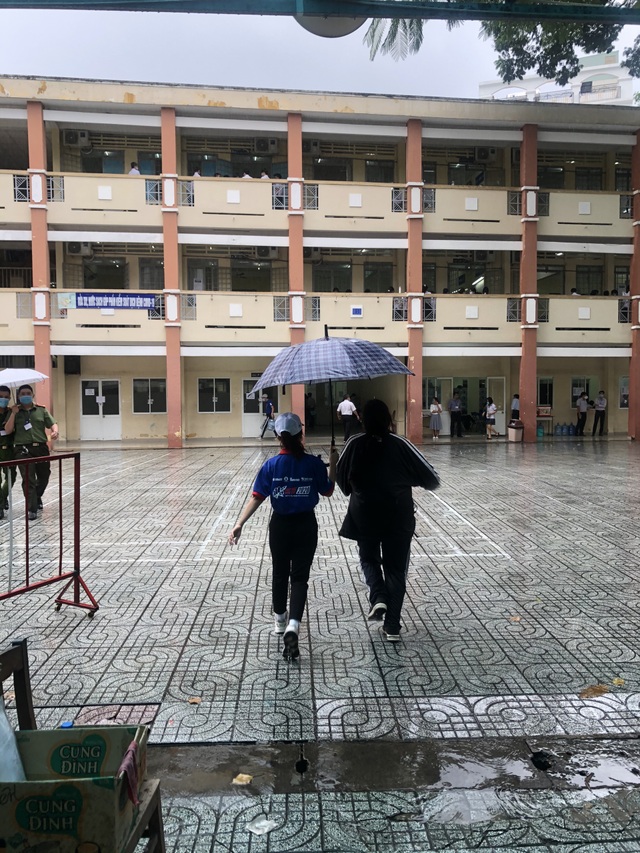 Những “chiến sĩ áo xanh” làm lá chắn bảo vệ, hỗ trợ thí sinh thi tốt nghiệp - 8 Những “chiến sĩ áo xanh” làm lá chắn bảo vệ, hỗ trợ thí sinh thi tốt nghiệp - 8