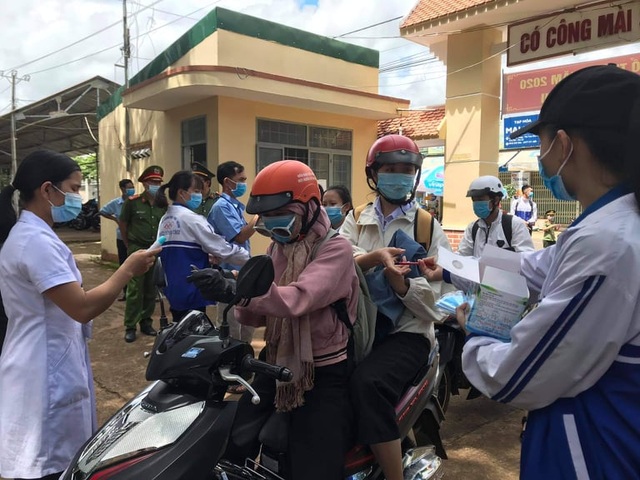 Những “chiến sĩ áo xanh” làm lá chắn bảo vệ, hỗ trợ thí sinh thi tốt nghiệp - 4 Những “chiến sĩ áo xanh” làm lá chắn bảo vệ, hỗ trợ thí sinh thi tốt nghiệp - 4