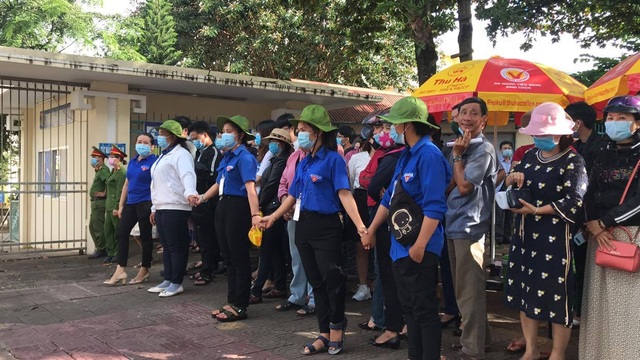 Những “chiến sĩ áo xanh” làm lá chắn bảo vệ, hỗ trợ thí sinh thi tốt nghiệp - 2 Những “chiến sĩ áo xanh” làm lá chắn bảo vệ, hỗ trợ thí sinh thi tốt nghiệp - 2