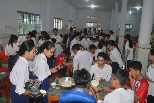 Nhiều thí sinh nén nỗi đau quyết tâm đi thi tốt nghiệp THPT - 2 Nhiều thí sinh nén nỗi đau quyết tâm đi thi tốt nghiệp THPT - 2