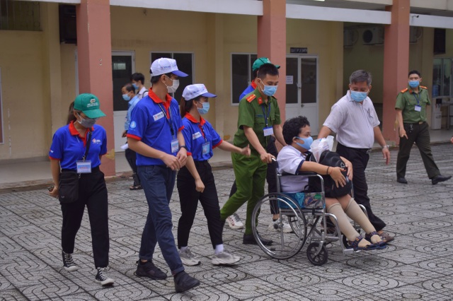 Kỳ thi tốt nghiệp THPT đáng nhớ của sĩ tử ngồi xe lăn giàu đam mê - 1 Kỳ thi tốt nghiệp THPT đáng nhớ của sĩ tử ngồi xe lăn giàu đam mê - 1