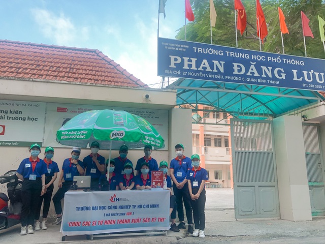 Những “chiến sĩ áo xanh” làm lá chắn bảo vệ, hỗ trợ thí sinh thi tốt nghiệp - 6 Những “chiến sĩ áo xanh” làm lá chắn bảo vệ, hỗ trợ thí sinh thi tốt nghiệp - 6