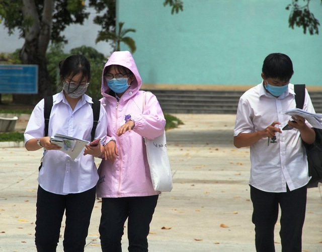 Thí sinh nhận xét: Bài thi tổ hợp Xã hội vừa sức, bài Tự nhiên khó hơn - 14 Thí sinh nhận xét: Bài thi tổ hợp Xã hội vừa sức, bài Tự nhiên khó hơn - 14