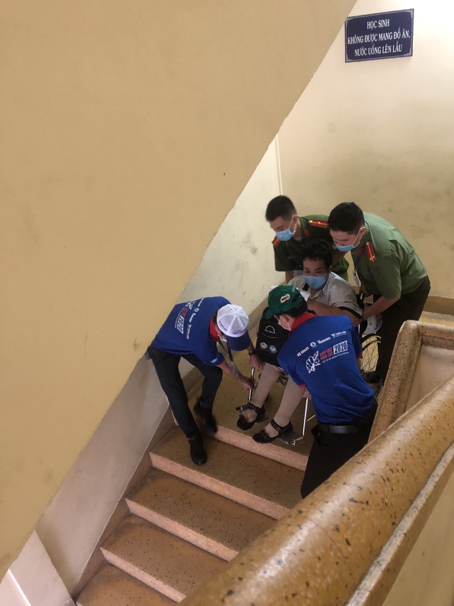 Những “chiến sĩ áo xanh” làm lá chắn bảo vệ, hỗ trợ thí sinh thi tốt nghiệp - 9 Những “chiến sĩ áo xanh” làm lá chắn bảo vệ, hỗ trợ thí sinh thi tốt nghiệp - 9