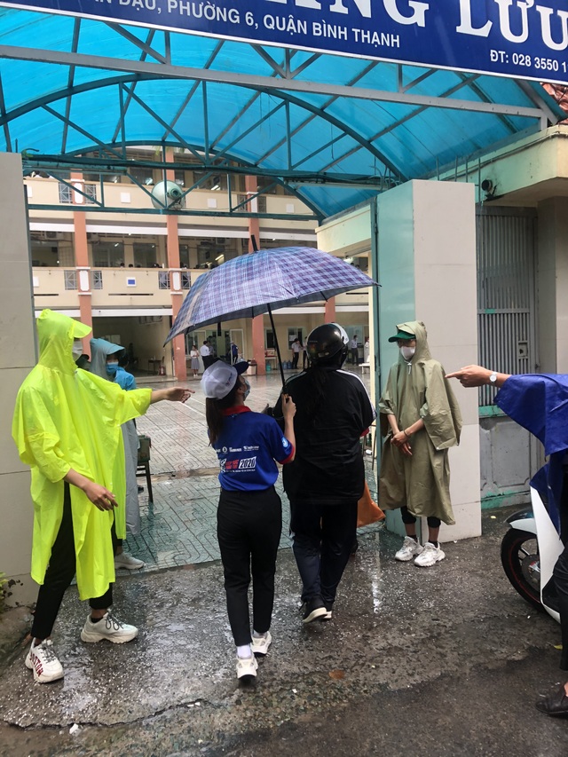 Những “chiến sĩ áo xanh” làm lá chắn bảo vệ, hỗ trợ thí sinh thi tốt nghiệp - 7 Những “chiến sĩ áo xanh” làm lá chắn bảo vệ, hỗ trợ thí sinh thi tốt nghiệp - 7