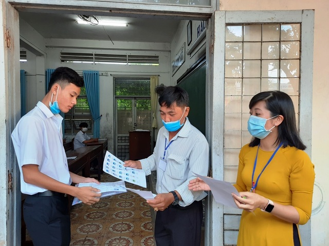 TPHCM: Sử dụng điện thoại, cán bộ coi thi bị lập biên bản - 2 TPHCM: Sử dụng điện thoại, cán bộ coi thi bị lập biên bản - 2