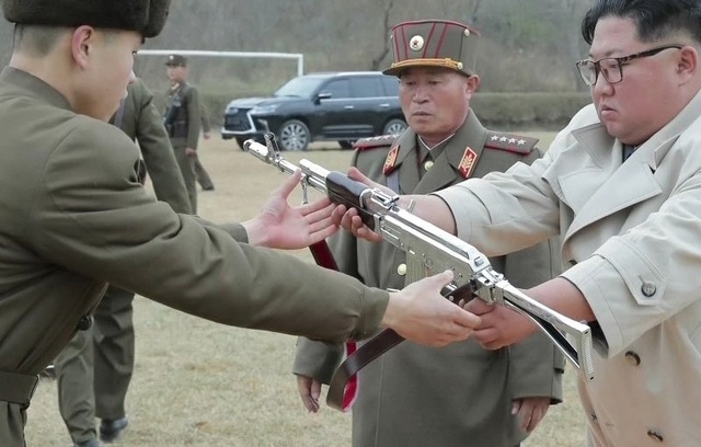 Soi chiếc SUV hạng sang ông Kim Jong-un lái đi thăm vùng lũ - 4 Soi chiếc SUV hạng sang ông Kim Jong-un lái đi thăm vùng lũ - 4