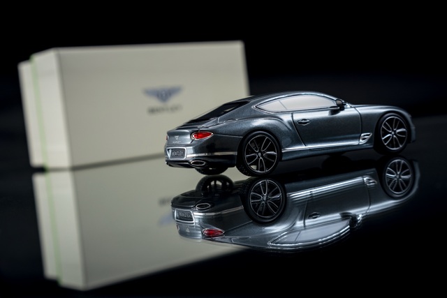 Cận cảnh chiếc xe Bentley mô hình 1:8 làm lâu công hơn cả ô tô thật - 10 Cận cảnh chiếc xe Bentley mô hình 1:8 làm lâu công hơn cả ô tô thật - 10