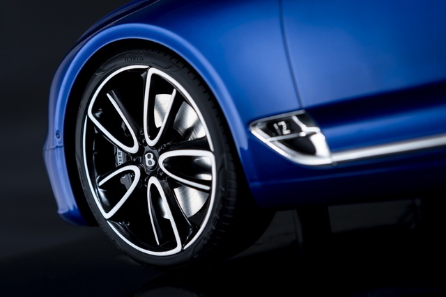 Cận cảnh chiếc xe Bentley mô hình 1:8 làm lâu công hơn cả ô tô thật - 7 Cận cảnh chiếc xe Bentley mô hình 1:8 làm lâu công hơn cả ô tô thật - 7