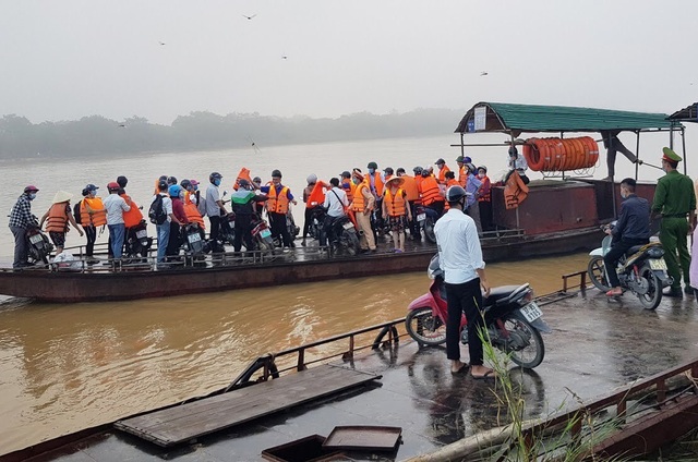 Cảnh sát Giao thông có mặt từ 5h sáng đưa 200 thí sinh qua sông đi thi - 4 Cảnh sát Giao thông có mặt từ 5h sáng đưa 200 thí sinh qua sông đi thi - 4