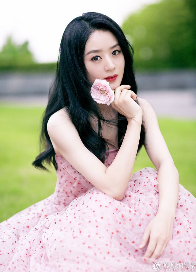 Triệu Lệ Dĩnh phớt lờ tin đồn ly hôn Phùng Thiệu Phong - 4 Triệu Lệ Dĩnh phớt lờ tin đồn ly hôn Phùng Thiệu Phong - 4