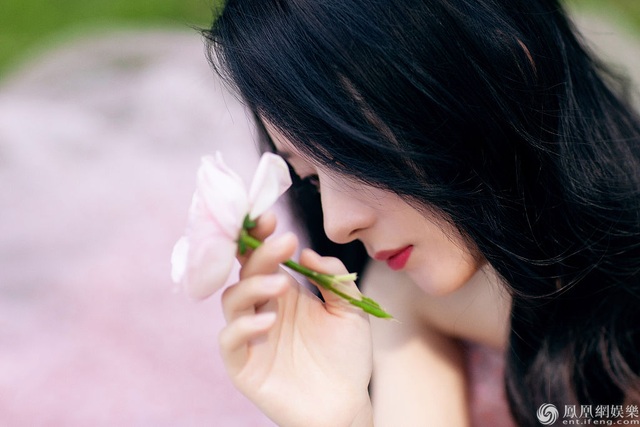 Triệu Lệ Dĩnh phớt lờ tin đồn ly hôn Phùng Thiệu Phong - 6 Triệu Lệ Dĩnh phớt lờ tin đồn ly hôn Phùng Thiệu Phong - 6