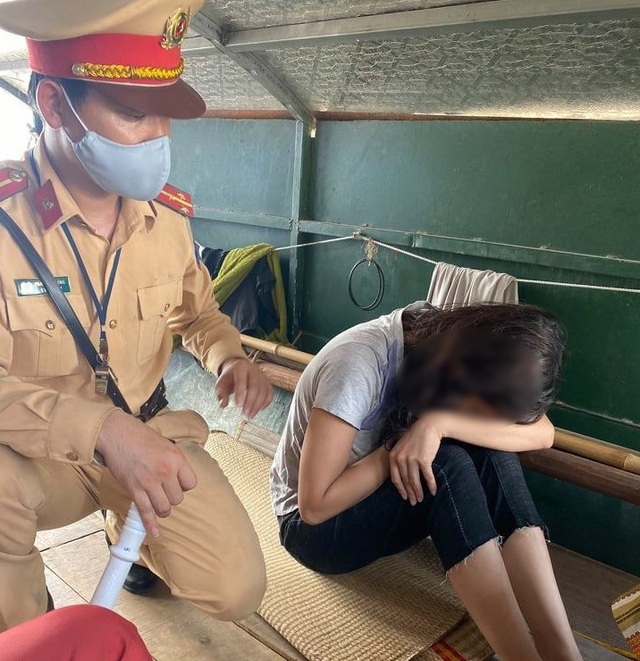 Hà Nội: Kịp thời cứu sống cô gái nhảy cầu Chương Dương tự tử - 1 Hà Nội: Kịp thời cứu sống cô gái nhảy cầu Chương Dương tự tử - 1