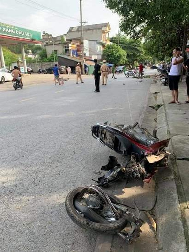 Xe máy gãy đôi sau va chạm, 1 người tử vong - 2 Xe máy gãy đôi sau va chạm, 1 người tử vong - 2