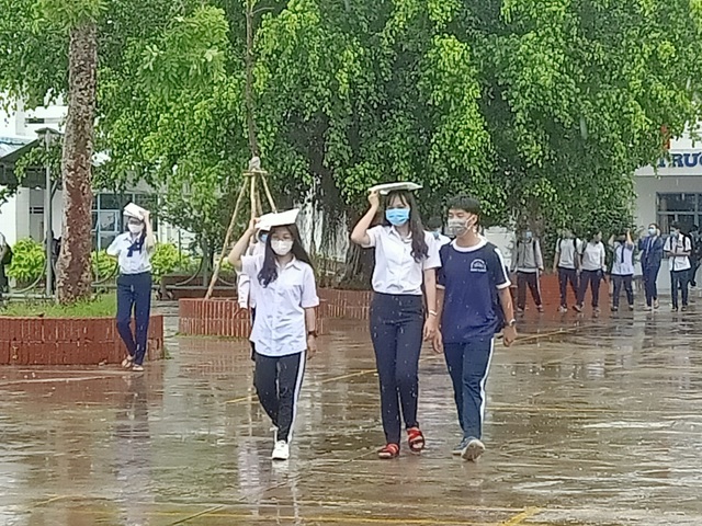 Thí sinh nhận xét: Bài thi tổ hợp Xã hội vừa sức, bài Tự nhiên khó hơn - 11 Thí sinh nhận xét: Bài thi tổ hợp Xã hội vừa sức, bài Tự nhiên khó hơn - 11