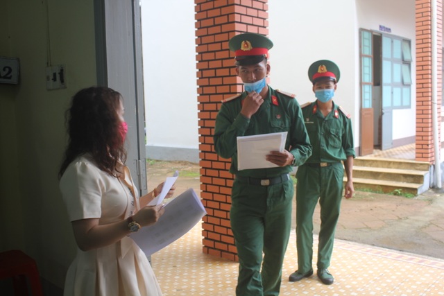 Thí sinh - chiến sĩ: “Thi xong, chúng tôi trở lại phòng tuyến chống Covid” - 2 Thí sinh - chiến sĩ: “Thi xong, chúng tôi trở lại phòng tuyến chống Covid” - 2