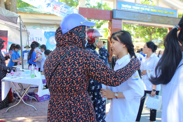 Thí sinh rạng rỡ vì đã trải qua kỳ thi tốt nghiệp THPT lịch sử - 14 Thí sinh rạng rỡ vì đã trải qua kỳ thi tốt nghiệp THPT lịch sử - 14