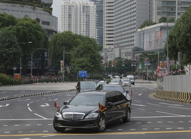 Soi chiếc SUV hạng sang ông Kim Jong-un lái đi thăm vùng lũ - 5 Soi chiếc SUV hạng sang ông Kim Jong-un lái đi thăm vùng lũ - 5