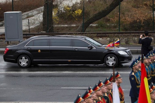 Soi chiếc SUV hạng sang ông Kim Jong-un lái đi thăm vùng lũ - 7 Soi chiếc SUV hạng sang ông Kim Jong-un lái đi thăm vùng lũ - 7