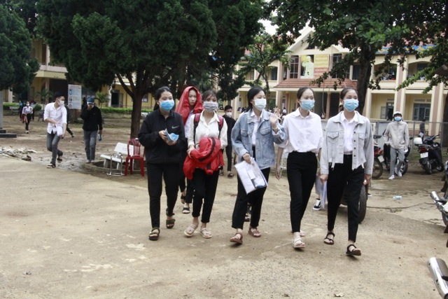 Thí sinh nhận xét: Bài thi tổ hợp Xã hội vừa sức, bài Tự nhiên khó hơn - 24 Thí sinh nhận xét: Bài thi tổ hợp Xã hội vừa sức, bài Tự nhiên khó hơn - 24