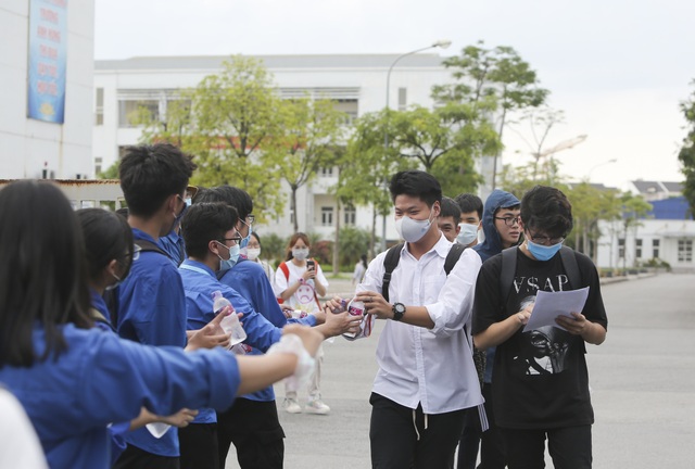 Thí sinh rạng rỡ vì đã trải qua kỳ thi tốt nghiệp THPT lịch sử - 1 Thí sinh rạng rỡ vì đã trải qua kỳ thi tốt nghiệp THPT lịch sử - 1