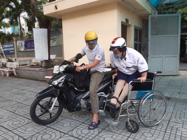 Kỳ thi tốt nghiệp THPT đáng nhớ của sĩ tử ngồi xe lăn giàu đam mê - 2 Kỳ thi tốt nghiệp THPT đáng nhớ của sĩ tử ngồi xe lăn giàu đam mê - 2