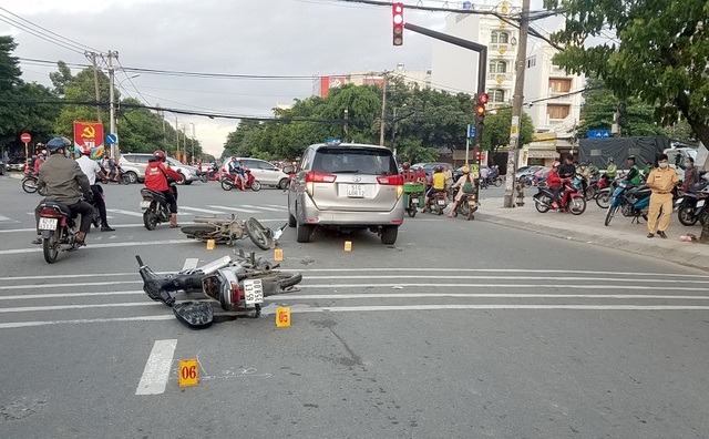 Nhóm cướp điện thoại gây tai nạn trên đường trốn chạy trinh sát - 1 Nhóm cướp điện thoại gây tai nạn trên đường trốn chạy trinh sát - 1